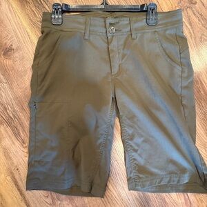 PRANA HALLE ladies, short shorts, olive green size 8, excellent condition